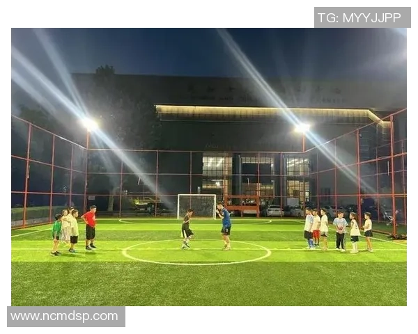 儿童发光足球点亮夜晚运动乐趣让孩子们在黑暗中尽情奔跑与欢笑