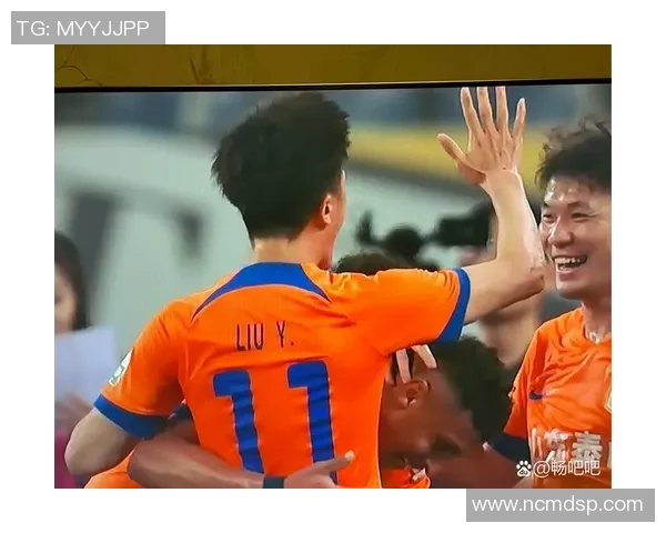 足球夏日激情四溢球场上的青春与梦想交织成最美的回忆